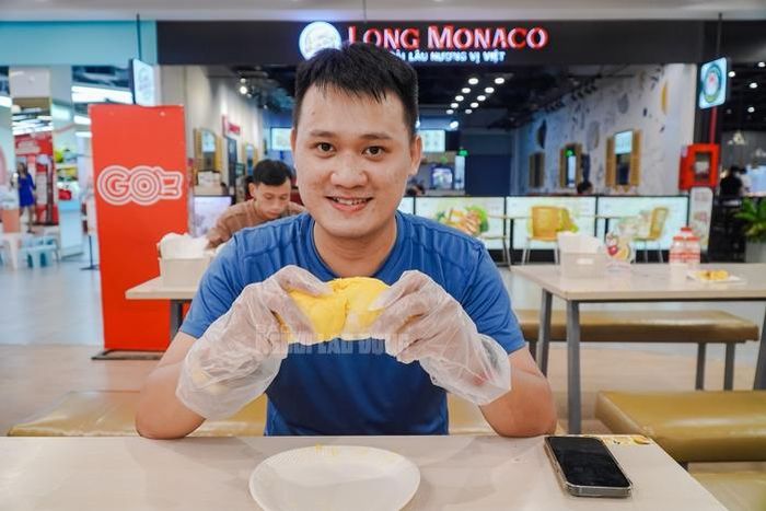 Người dân TPHCM đổ xô trải nghiệm buffet sầu riêng cuối tuần