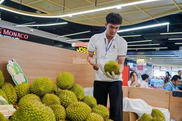 Người dân TPHCM đổ xô trải nghiệm buffet sầu riêng cuối tuần