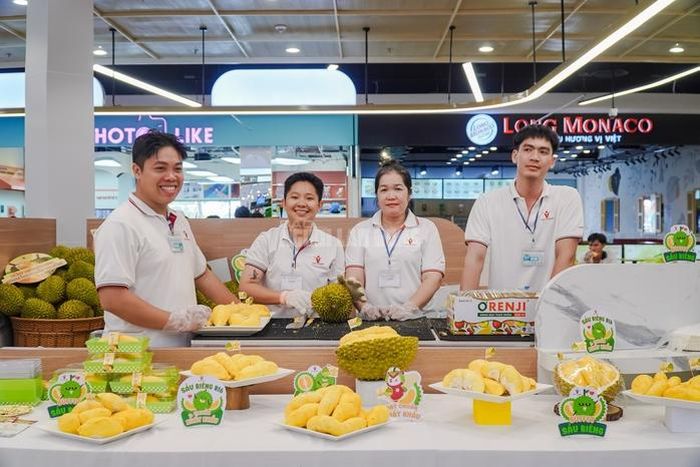 Người dân TPHCM đổ xô trải nghiệm buffet sầu riêng cuối tuần
