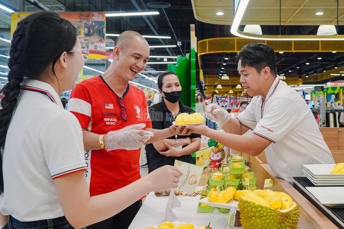 Người dân TPHCM đổ xô trải nghiệm buffet sầu riêng cuối tuần