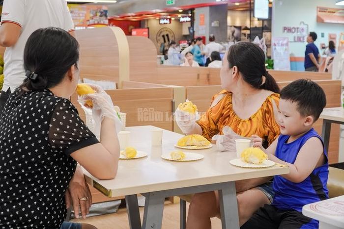 Người dân TPHCM đổ xô trải nghiệm buffet sầu riêng cuối tuần