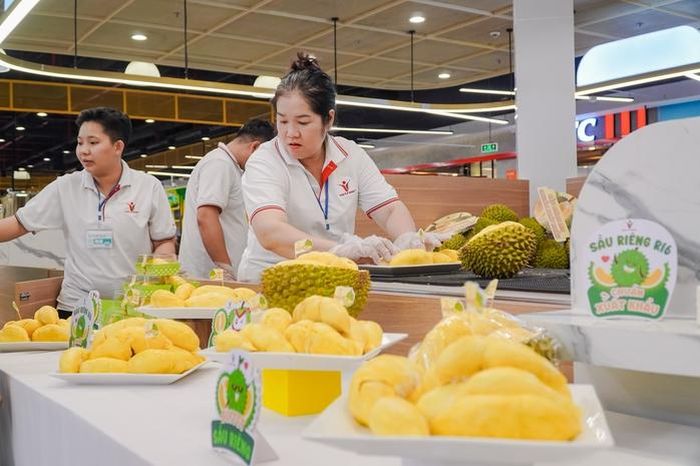 Người dân TPHCM đổ xô trải nghiệm buffet sầu riêng cuối tuần
