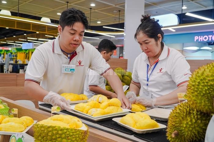 Người dân TPHCM đổ xô trải nghiệm buffet sầu riêng cuối tuần