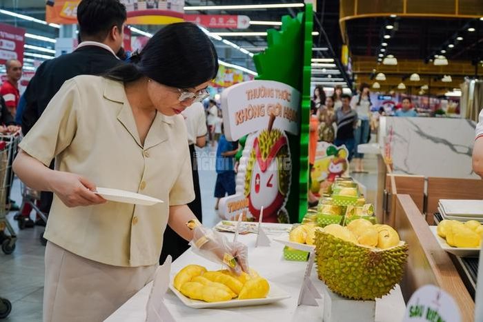 Người dân TPHCM đổ xô trải nghiệm buffet sầu riêng cuối tuần