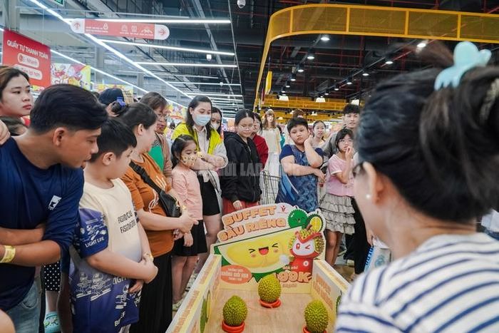 Người dân TPHCM đổ xô trải nghiệm buffet sầu riêng cuối tuần