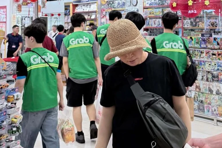Vì sao khách Tây chưa hết ‘phát cuồng’ săn áo Grab tại Việt Nam?