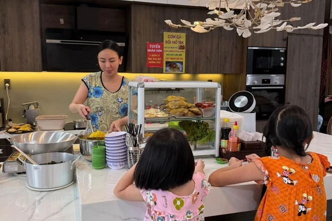 Tiệm cơm tấm, hủ tiếu đặc biệt ở TP.HCM của ‘phú bà TikTok’